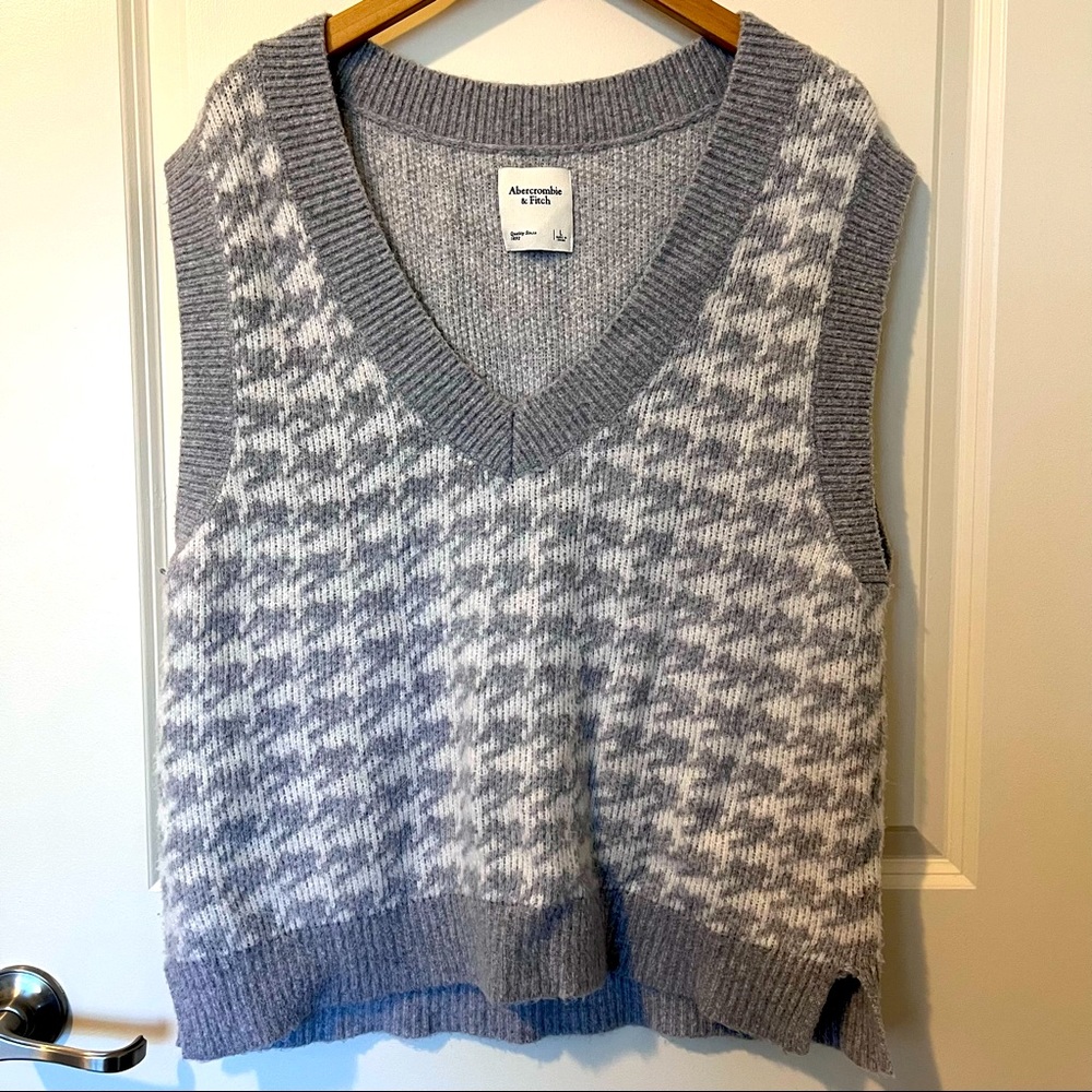 Abercrombie & Fitch Women's Gray Houndstooth Knit Sweater Vest